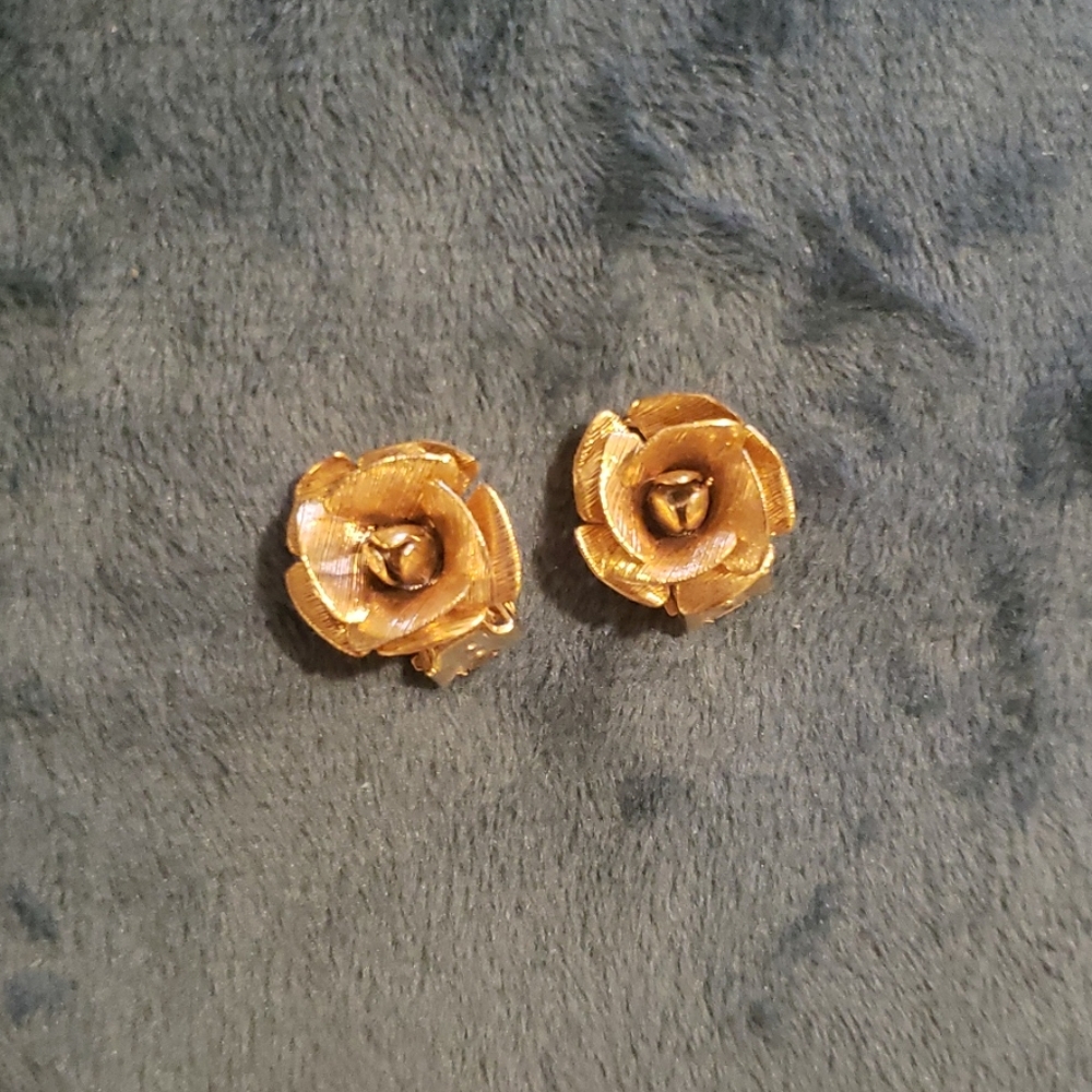 Vintage style gold flower earrings